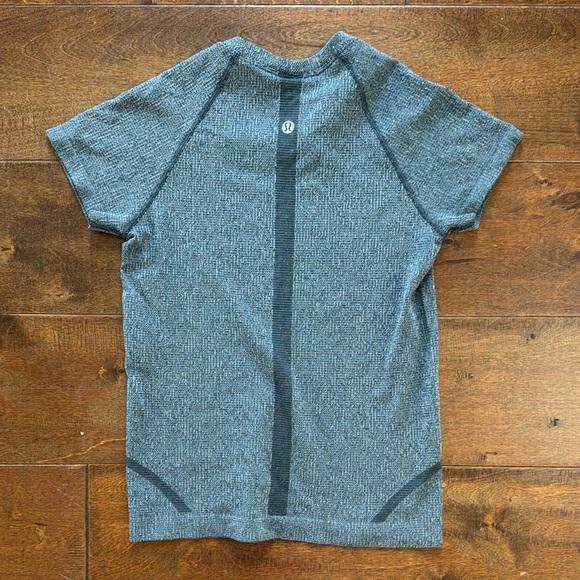 Lululemon Swiftly Tech tee 2.0– waist length - Picture 2 of 4